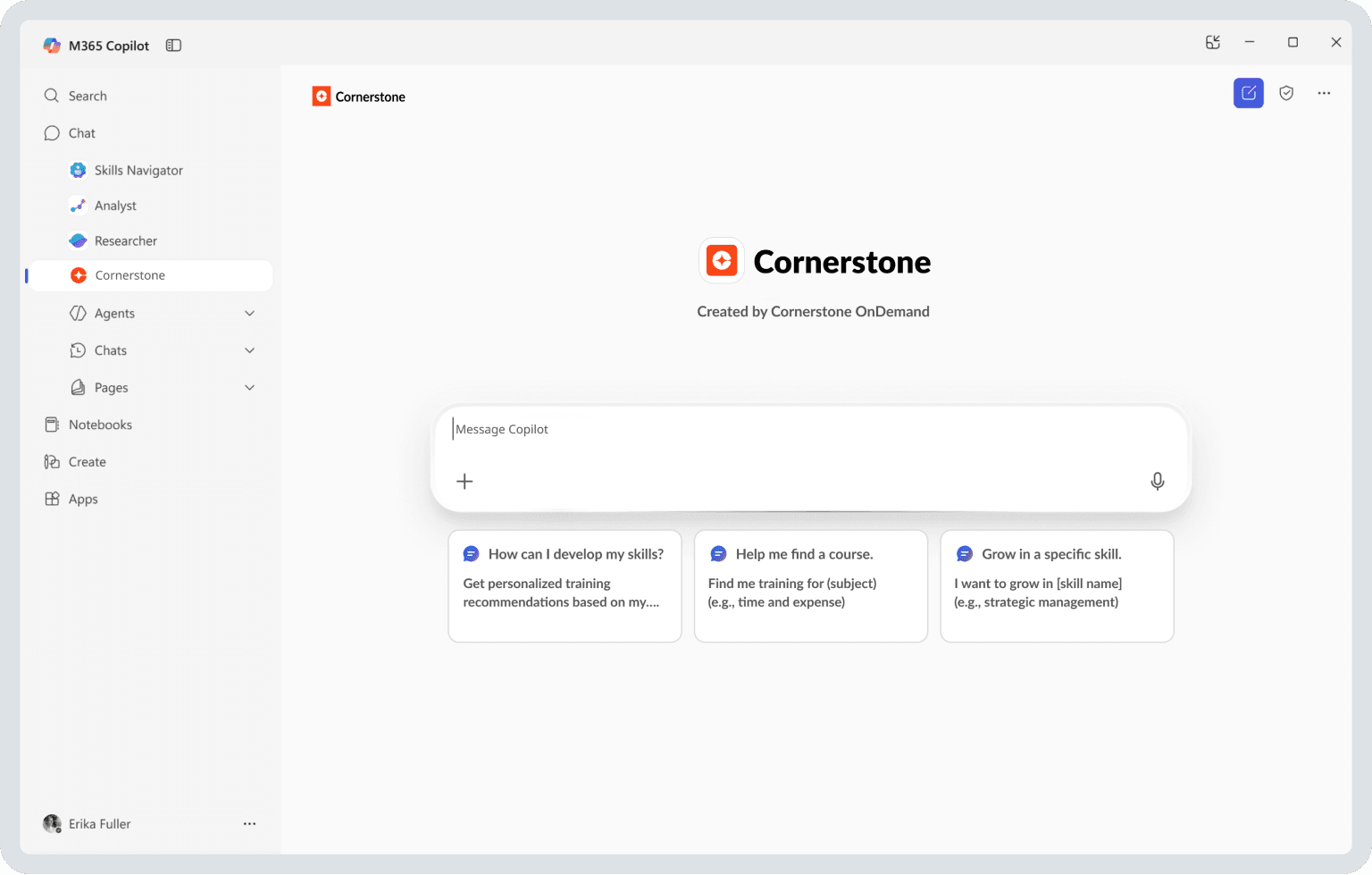 Interfaccia M365 Copilot che mostra l'integrazione di Cornerstone, con un campo di input per la chat e suggerimenti per lo sviluppo di competenze e corsi di formazione.