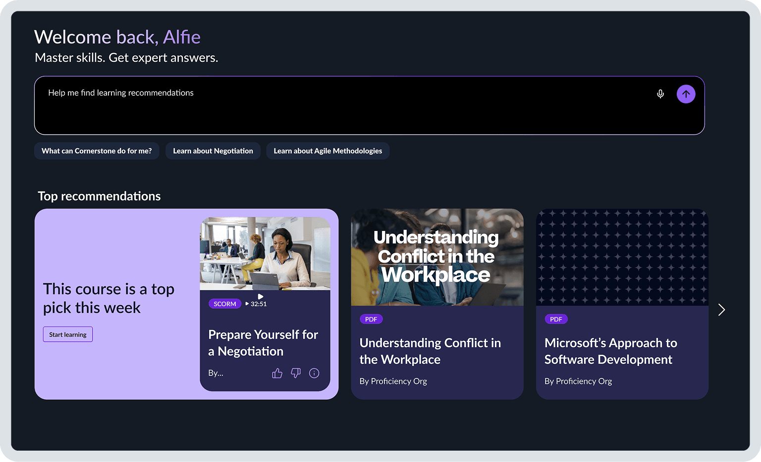 Una dashboard di formazione online in colori scuri che dà il benvenuto ad “Alfie”, mostrando una barra di ricerca e i migliori consigli sui corsi, come “Preparati per una negoziazione”.