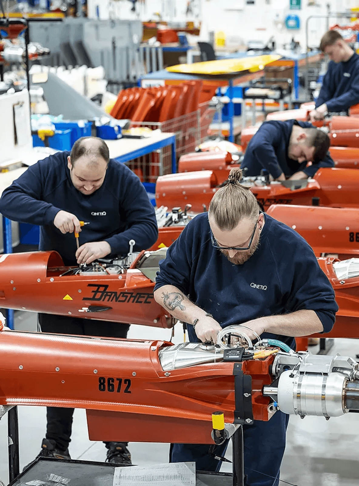 Immagine di due persone che lavorano in una fabbrica.