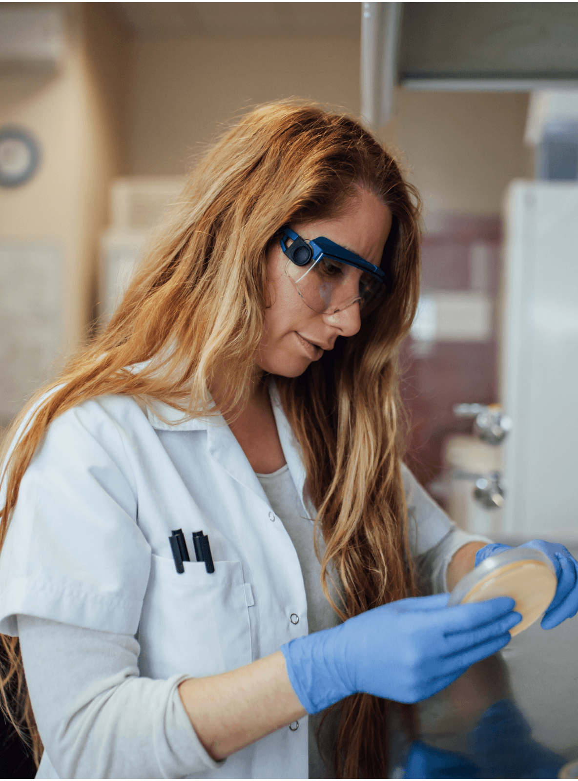 Donne che tengono in mano un vassoio per campioni in un laboratorio.