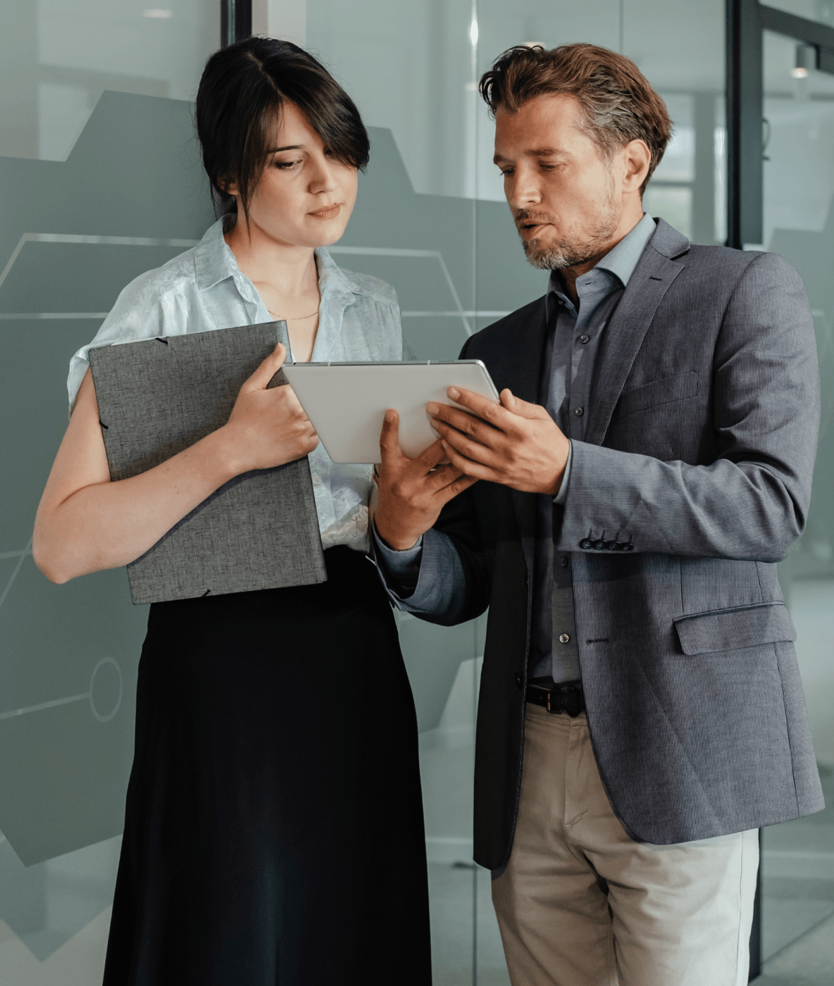 Un uomo e una donna stanno guardando un tablet insieme.